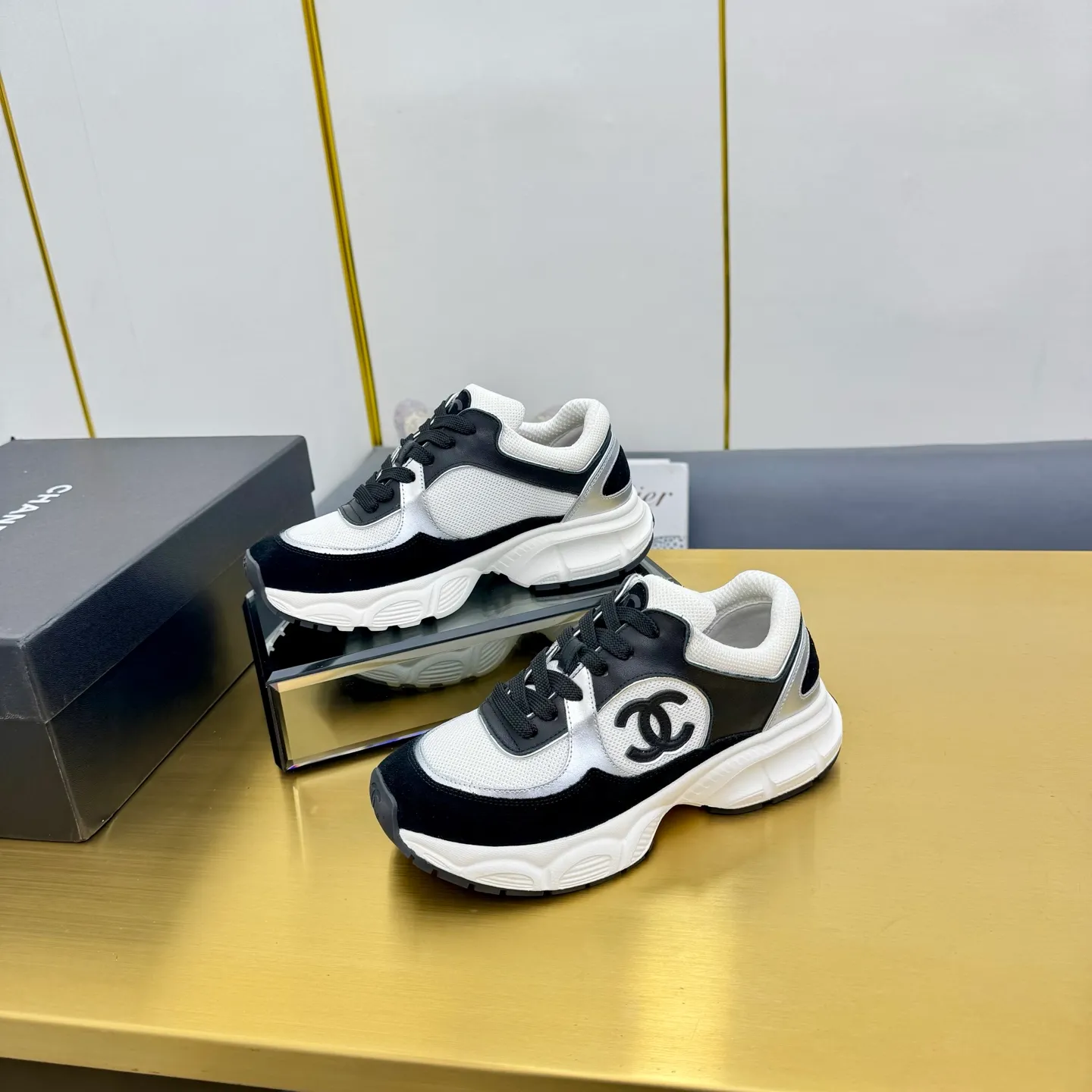 p700🐮🐮Upgraded version, upgraded version, upgraded version! No rebuttal accepted! ! ! ! Chanel Chanel dad shoes, couples' model for men and women - 2025 top casual sneakers in the counter. This classic design; the upper is electro-embroidered with various techniques; ❷The inner lining is made of: original Yangli + net ❸The outsole is based on: the original TPU combination outsole. The full set of boutique packaging for women 35–41